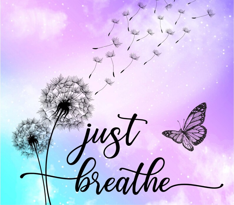 Puede incluir: Una cita motivacional, "just breathe", est&aacute; escrita en cursiva negra sobre un fondo de acuarela p&uacute;rpura y azul con nubes blancas y una mariposa negra. Dos semillas de diente de le&oacute;n est&aacute;n en primer plano, con semillas que se alejan con el viento.
