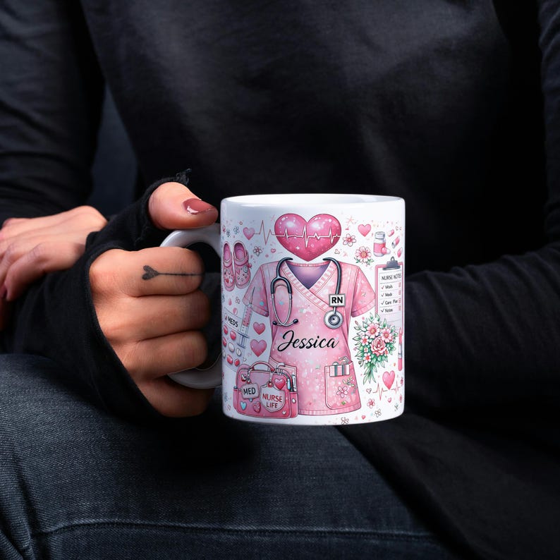 Puede incluir: Una taza de cer&aacute;mica blanca con un asa negra y el texto "But First, Coffee" en negrita negra. La taza se encuentra sobre un fondo borroso, sugiriendo un ambiente acogedor.