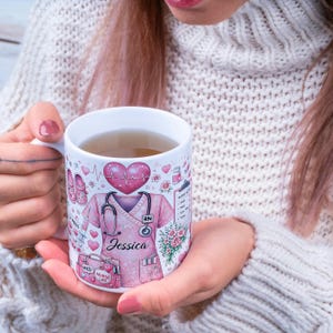Puede incluir: Una taza de cer&aacute;mica blanca con un asa negra y el texto "But First, Coffee" en negro y negrita. La taza est&aacute; sobre una superficie blanca. La taza mide aproximadamente 10 cm de alto.