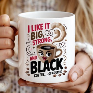 Puede incluir: Taza de café de cerámica blanca con el texto "I LIKE IT BIG, STRONG, AND BLACK COFFEE... OF COURSE". La taza presenta una taza de café de dibujos animados con una cara y vapor que sale de ella. Los granos de café están esparcidos en la parte inferior.
