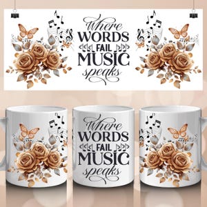 以下が含まれることがあります： 「Where WORDS FAIL MUSIC speaks」という引用句が黒い筆記体で書かれた白いセラミックマグ。マグカップは音符、蝶、セピア色のバラで飾られています。デザインはマグカップの前面、背面、バナーに繰り返されています。