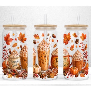 Può includere: Tre bicchieri in vetro trasparente con coperchi in bambù e cannucce, decorati con un motivo autunnale di caffè freddo, tazze pumpkin spice, zucche arancioni, bastoncini di cannella, ghiande e foglie autunnali nei toni del rosso, arancio e oro.