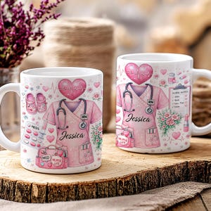 Puede incluir: Dos tazas de cer&aacute;mica blancas con un dise&ntilde;o rosa con tem&aacute;tica de enfermer&iacute;a. Cada taza presenta una bata rosa, un estetoscopio y un gr&aacute;fico de coraz&oacute;n, con el nombre "Jessica" impreso en la parte delantera. Elementos adicionales incluyen suministros m&eacute;dicos y el texto "Nurse Life".