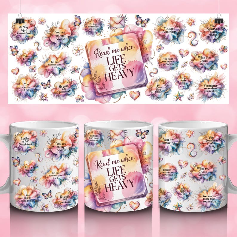 K&ouml;nnte beinhalten: Wei&szlig;e Keramikbecher mit Blumen- und Schmetterlingsdesign, mit inspirierenden Zitaten und dem Text "Read me when LIFE GETS HEAVY". Die Becher haben ein umlaufendes Design mit Pastellfarben.