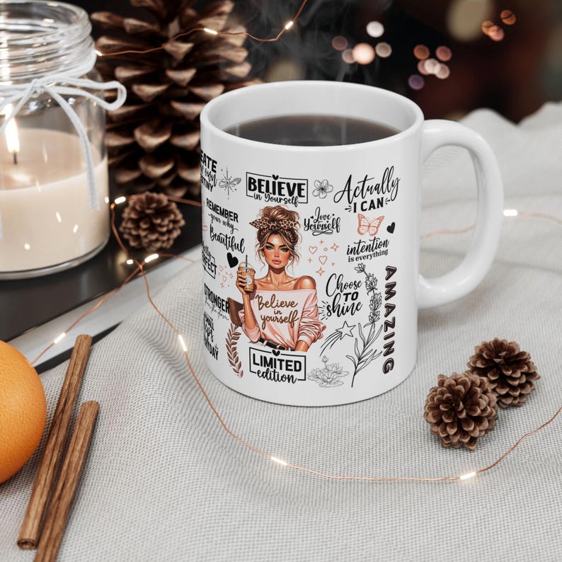 K&ouml;nnte beinhalten: Wei&szlig;e Keramik-Kaffeetasse mit einem schwarzen Getr&auml;nk. Die Tasse zeigt eine Grafik einer Frau und inspirierende Texte wie "Believe in Yourself" und "Choose to Shine".
