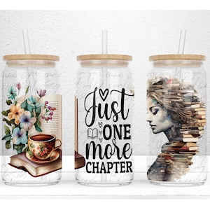 Puede incluir: Tres vasos de vidrio transparente con tapas de bambú y pajitas. Los vasos presentan diseños diferentes: una disposición floral con una taza de té y un libro, el texto "Just One More Chapter" con un icono de corazón y libro, y la cara de una mujer con una pila de libros detrás de ella.