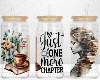Könnte beinhalten: Drei klare Glasbecher mit Bambusdeckeln und Strohhalmen. Die Becher zeigen verschiedene Designs: eine Blumenarrangements mit einer Teetasse und einem Buch, den Text "Just One More Chapter" mit einem Herz- und einem Buchsymbol sowie das Gesicht einer Frau mit einem Stapel Bücher dahinter.