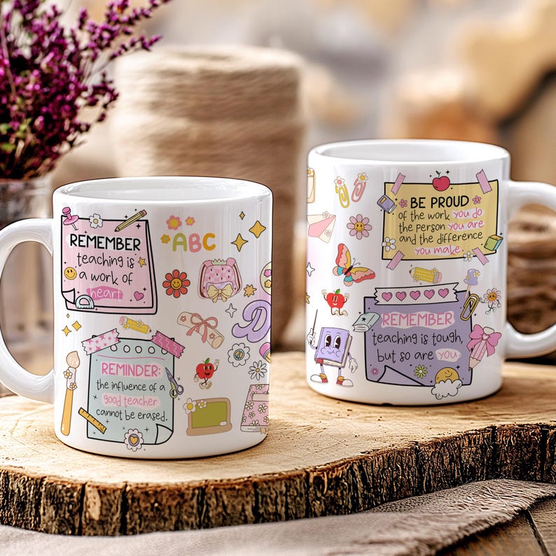 Pode incluir: Duas canecas de cer&acirc;mica branca com desenhos coloridos com tema de professor. Uma caneca apresenta o texto "REMEMBER teaching is a work of heart" e "REMINDER: the influence of a good teacher cannot be erased." A outra caneca diz "BE PROUD of the work you do" e "REMEMBER teaching is tough, but so are you."