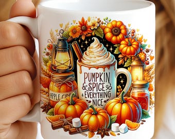 Könnte beinhalten: Weiße Keramik-Tasse mit Herbst-Design. Die Tasse zeigt Kürbisse, Zimtstangen und den Text "Pumpkin & Spice & Everything Nice". Das Design umfasst ein Getränk mit Schlagsahne und ein Glas Apfelwein.