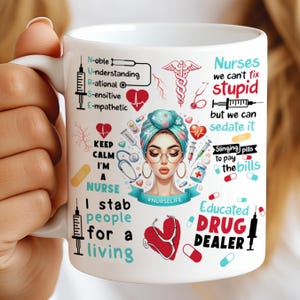 Peut inclure: Mug en céramique blanche avec un motif coloré comprenant des symboles médicaux, une illustration d'infirmière et du texte. Le texte comprend "Nurses we can't fix stupid but we can sedate it" et "Educated DRUG DEALER".