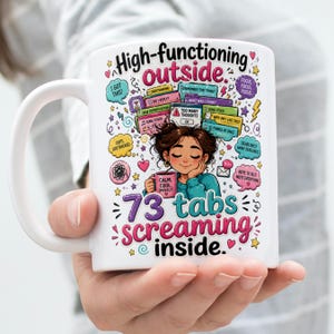 Puede incluir: Taza de cerámica blanca con el texto "High-functioning outside. 73 tabs screaming inside." La taza presenta una ilustración de dibujos animados de una persona sosteniendo una taza y varias burbujas de pensamiento.