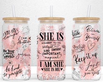 Affermazione "SHE IS" da 16 once, lattina di vetro Libbey, design a sublimazione, involucro per affermazione quotidiana, involucro per amore di sé, involucro per tazza UV DTF in formato PNG, download digitale