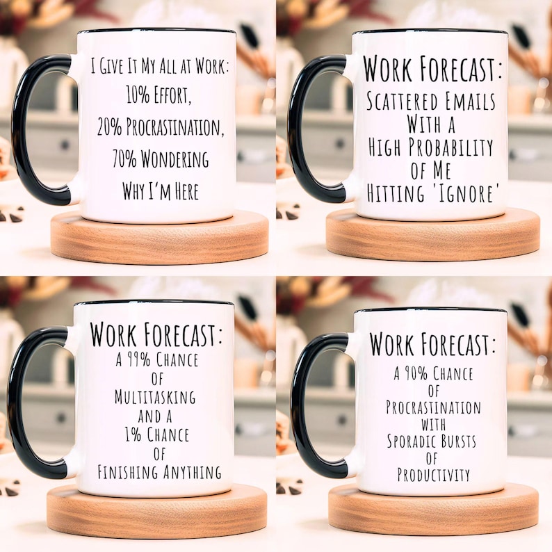 K&ouml;nnte beinhalten: Vier wei&szlig;e Kaffeetassen mit schwarzen R&auml;ndern und Griffen. Jede Tasse hat einen anderen humorvollen Arbeitsbezogenen Spruch aufgedruckt. Die Spr&uuml;che lauten: "Ich gebe mein Bestes bei der Arbeit: 10 % Einsatz, 20 % Aufschieberitis, 70 % Frage mich, warum ich hier bin", "Arbeitsprognose: Verstreute E-Mails mit einer hohen Wahrscheinlichkeit, dass ich sie ignoriere", "Arbeitsprognose: 99 % Chance auf Multitasking und 1 % Chance, etwas zu beenden", und "Arbeitsprognose: 90 % Chance auf Prokrastination mit sporadischen Ausbr&uuml;chen von Produktivit&auml;t".