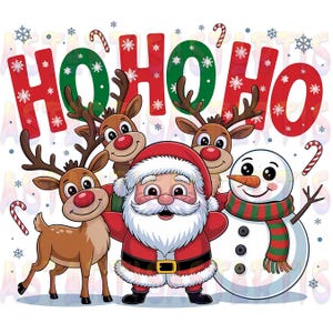 Peut inclure: Illustration festive de Noël avec le Père Noël, des rennes et un bonhomme de neige. Les mots "HO HO HO" sont affichés au-dessus des personnages. L'image comprend des flocons de neige et des cannes en sucre, le tout dans un style cartoon.