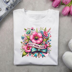 Op de afbeelding: Wit T-shirt met een bloemenontwerp en de tekst "Best Mom Ever" op een roze banner.