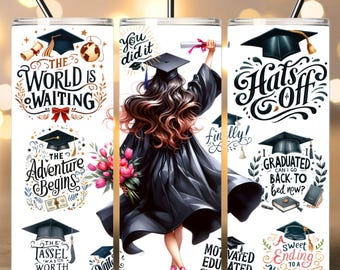 Może przedstawiać: Trzy białe kubki z motywami związanymi z ukończeniem studiów. Pierwszy kubek zawiera napis "The World is Waiting", "The Adventure Begins" i "The Tassel Was Worth The Hassle". Drugi kubek przedstawia absolwenta w czapce i szacie, trzymającego dyplom. Na kubku widnieje napis "You did it". Trzeci kubek zawiera napis "Hats Off", "I Graduated! Can I go back to bed now?" i "A Sweet Ending to a New Beginning".