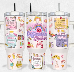 Peut inclure: Gobelet isotherme blanc avec paille, décoré de graphiques colorés sur le thème des enseignants. Le design comprend des arcs-en-ciel, des pommes, des crayons et les mots "Difference Maker" et d'autres citations inspirantes.