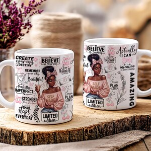 Op de afbeelding: Twee witte keramische mokken met een motiverend ontwerp. Elke mok heeft een illustratie van een vrouw in een roze top, omringd door inspirerende tekst en afbeeldingen. De mokken staan op een houten oppervlak.