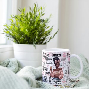 Op de afbeelding: Witte keramische mok met een afbeelding van een zwarte vrouw die een drankje vasthoudt, omringd door inspirerende tekst en bloemaccenten. De mok bevat de zinnen "Believe in Yourself", "Self Made" en "Limited Edition".