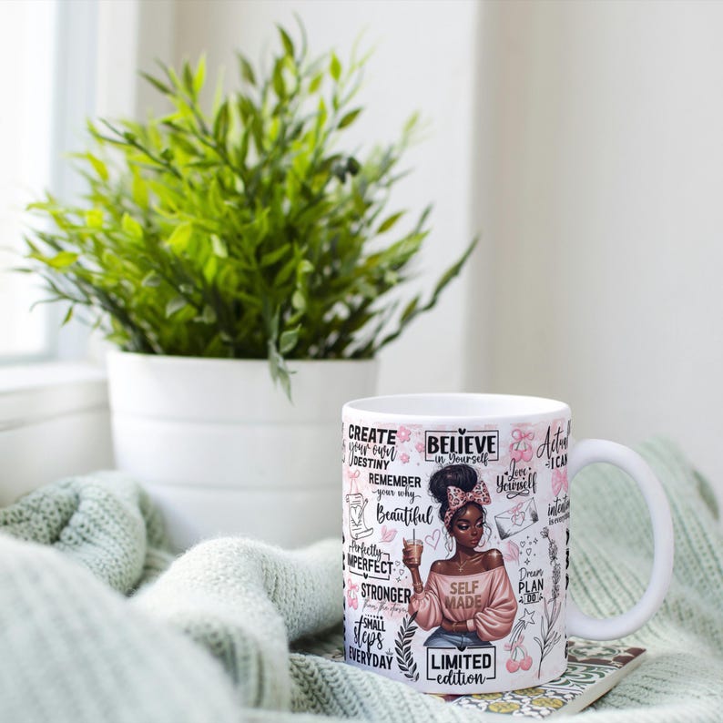 Op de afbeelding: Witte keramische mok met een afbeelding van een zwarte vrouw die een drankje vasthoudt, omringd door inspirerende tekst en bloemaccenten. De mok bevat de zinnen "Believe in Yourself", "Self Made" en "Limited Edition".