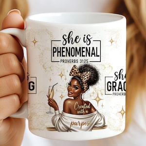 Könnte beinhalten: Eine weiße Keramiktasse mit goldfarbenem Glitzerhintergrund und einer schwarz-goldenen Illustration einer Frau mit einem Leopardenmuster-Stirnband. Der Text "She is Phenomenal - Proverbs 31:25" ist in Schwarz auf die Tasse gedruckt. Der Text "Created with a purpose" ist in Gold auf die Tasse gedruckt.