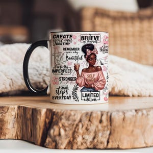 Op de afbeelding: Witte keramische mok met een zwarte handgreep en rand. De mok heeft een illustratie van een vrouw en inspirerende tekst, waaronder "Believe in Yourself" en "Self Made". De mok is versierd met bloemen- en hartmotieven.
