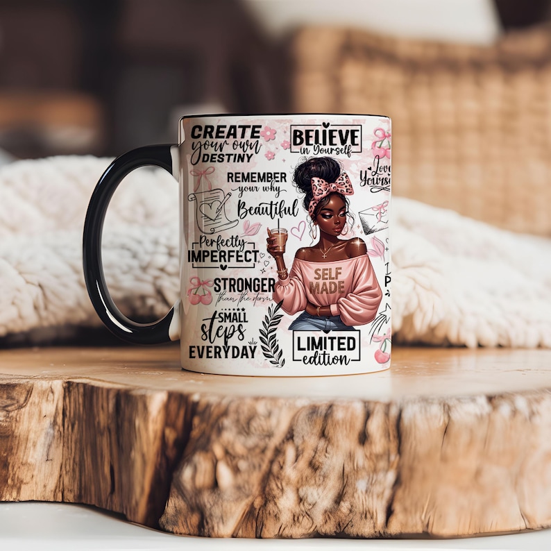 Op de afbeelding: Witte keramische mok met een zwarte handgreep en rand. De mok heeft een illustratie van een vrouw en inspirerende tekst, waaronder "Believe in Yourself" en "Self Made". De mok is versierd met bloemen- en hartmotieven.
