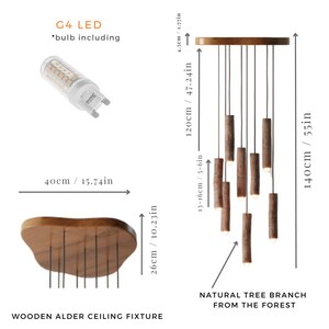 Może przedstawiać: Drewniana lampa sufitowa z naturalnym żyrandolem z gałęzi drzewa, wykonanym z wielu gałęzi z żar&oacute;wkami LED G4. Lampa ma 40 cm szerokości i 26 cm wysokości. Żyrandol ma 120 cm wysokości i 140 cm szerokości.