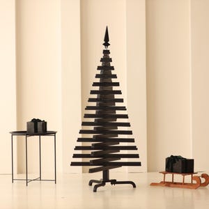 Árvore de Natal cortada à mão com base em forma de X de 5,6 pés, madeira natural, paletes pretas minimalistas, árvores de Natal ecológicas