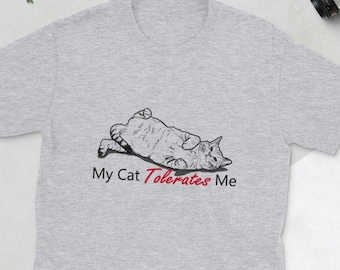 Funny Cat Shirt, My Cat Tolerates Me, Kitty Kitten Camiseta, Cat Lover camiseta, Linda camiseta de Gato, Camiseta amante de los animales, I Love Cats, Cool Cat