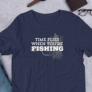O tempo voa quando você está pescando camiseta, camiseta masculina de peixe, pescador, camisa de pesca para homens, camisa de pesca engraçada, pesca com mosca, dia dos pais