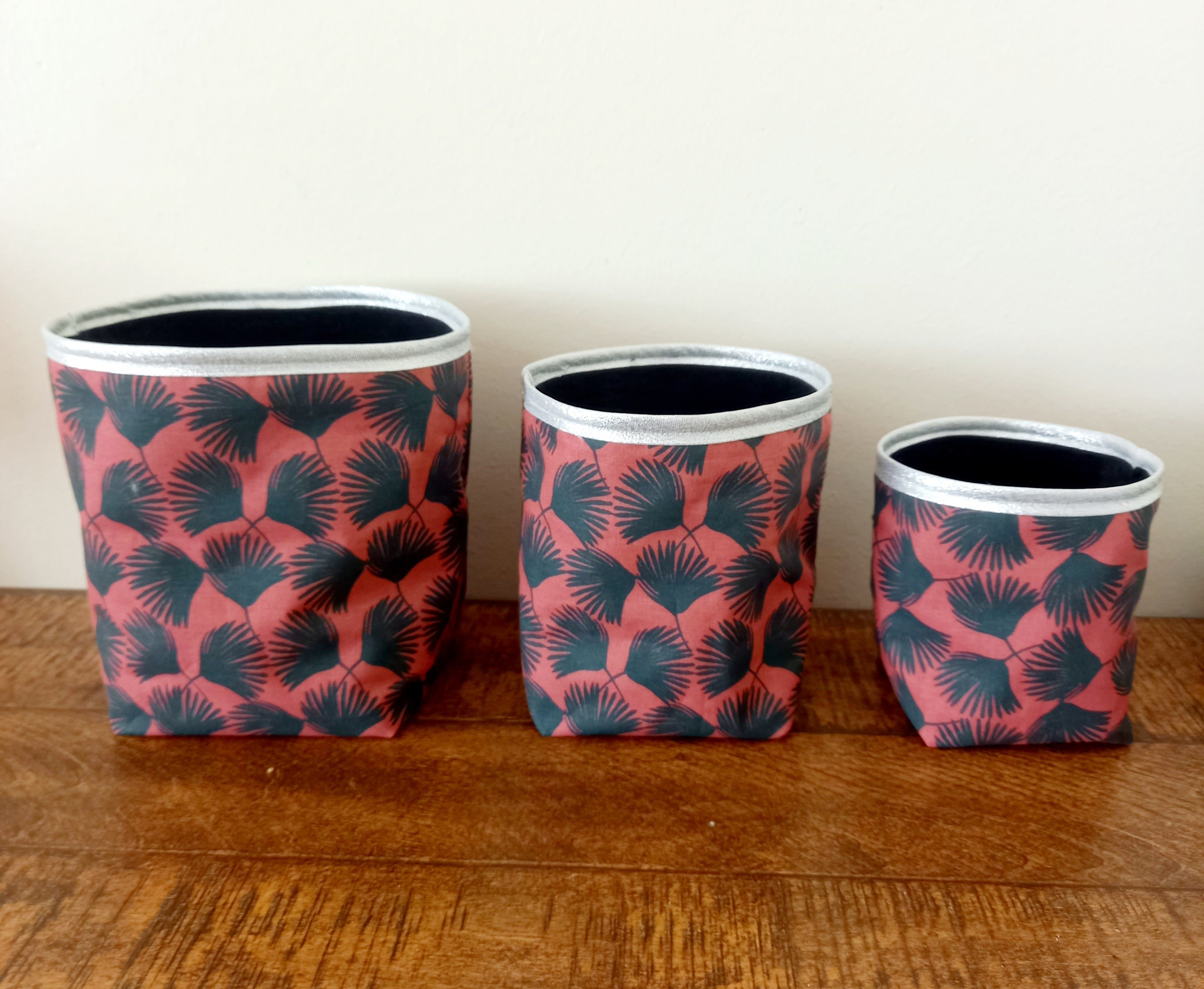 Panières de Rangements Feuilles Noires sur Fond Rouge