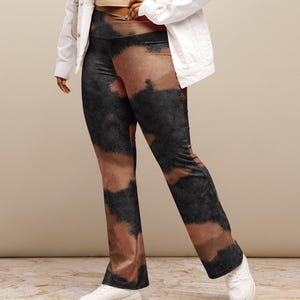 Lappade utsvängda leggings med sköldpaddsmönster, utsvängda leggings med kattpälsmönster