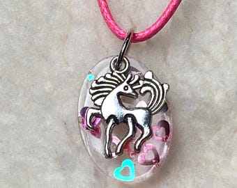 Ketting paard met hart glitter in heldere hars, handgemaakte sieraden paardenliefhebber