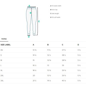 Puede incluir: Tabla de tallas para pantalones de ch&aacute;ndal con medidas en pulgadas para la anchura de la cintura, la altura del tiro, la longitud del lado y el ancho del pu&ntilde;o. Las tallas incluyen XS, S, M, L, XL, 2XL y 3XL.