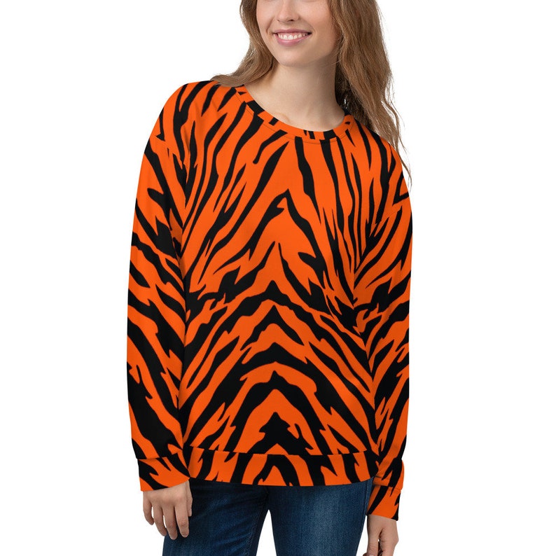 Op de afbeelding: Oranje en zwart gestreept sweatshirt met tijgerprint.