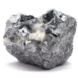 Può includere: Primo piano di un campione minerale grigio e argentato con cristalli affilati e angolari. Il minerale è posto su uno sfondo bianco.