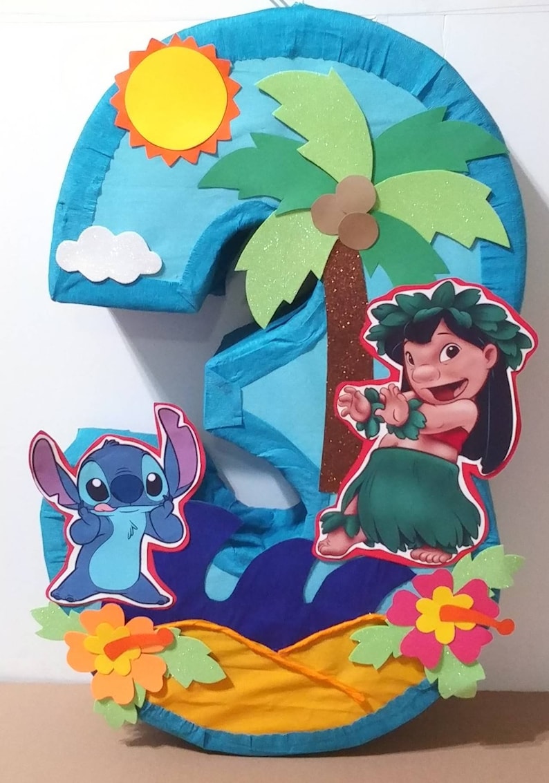 Puede incluir: Una pi&ntilde;ata azul con forma de n&uacute;mero tres con un sol azul, amarillo y naranja, una palmera verde con cocos marrones, una nube blanca, un personaje azul Stitch, un personaje rosa Lilo y flores de hibisco rosas y naranjas.