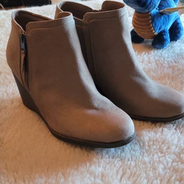 Beautiful tan ankle boots with wedge. 8.5