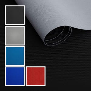 Op de afbeelding: Een close-up van vijf stofstalen. De stalen zijn verticaal in een rij gerangschikt. De stalen zijn zwart, grijs, blauw, blauw en rood.