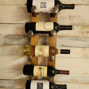 Wein- / Handtuchhalter aus recyceltem Wein- / Whisky-Fassholz und Eisenbahnspitzen.