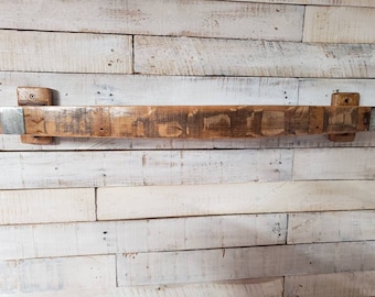Portasciugamani in legno ricavato da botti di vino/whisky. Larghezza 35".
