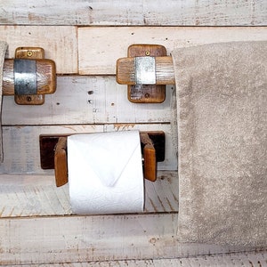Set porta asciugamani da 23", 15" e porta carta igienica, realizzati in autentico legno di botti di vino/whisky riciclato.