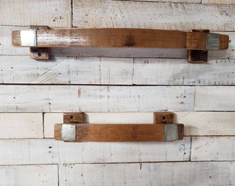 Rustikales Handtuchhalter-Set. 23 "breit und 15" breit, hergestellt aus authentischem zurückgefordertem Wein / Whisky-Fassholz.
