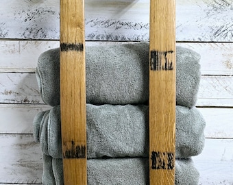 Portasciugamani da parete realizzato in autentico legno di botti di vino/whisky.