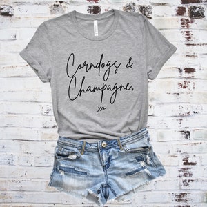 Corndogs en Champagne - Unisex T-Shirt met korte mouwen