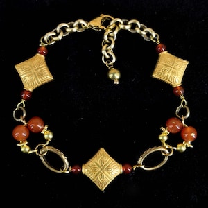 Bracciale in stile Etrusco con vera Agata Arancione, con tre elementi a rombo dorati, gioiello storico in stile antico