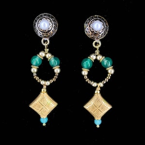 Orecchini in Stile Etrusco con Pendente a forma di Rombo finemente decorato e vere Pietre di Peridoto Verde, Orecchini Replica da Museo