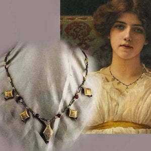 Peut inclure: Un collier brun foncé avec des pendentifs dorés. Le collier est composé de petites perles rouge foncé et de plus grands pendentifs carrés aux motifs complexes. Les pendentifs sont suspendus au collier par de petites boucles dorées.