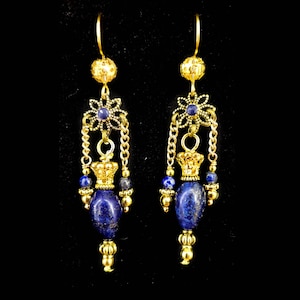 Orecchini di stile Etrusco Antico con pietra di Lapislazuli a forma di piccola Anfora, Gioiello Storico copia da Museo in Stile Antico